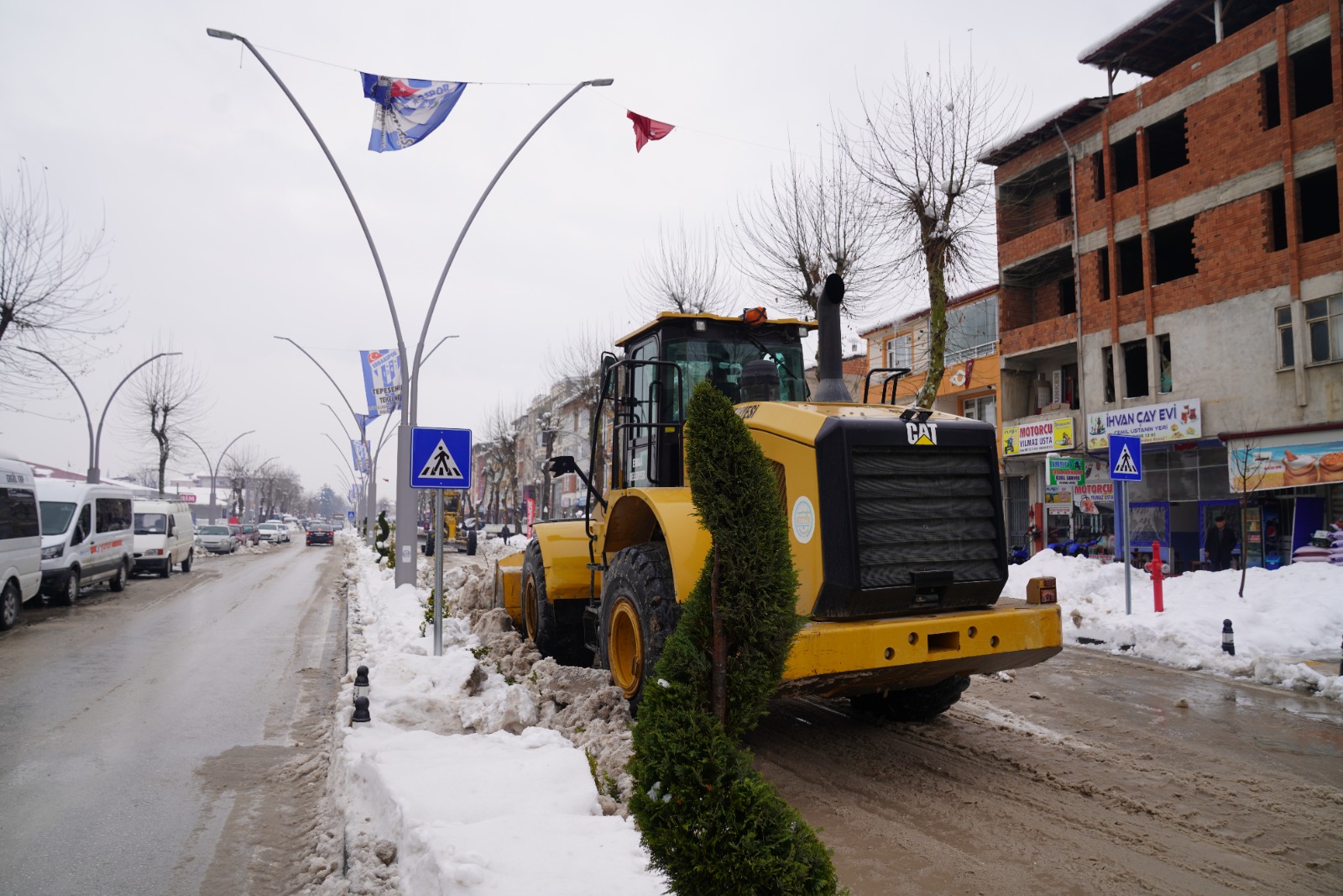 Karın Ani Erimesi Sonucu Yaşanabilecek Olumsuzlukların Önüne Geçmek İçin Ekiplerimiz Sabah Saatlerinden İtibaren Çalışmalarını Aralıksız Sürdürüyor.