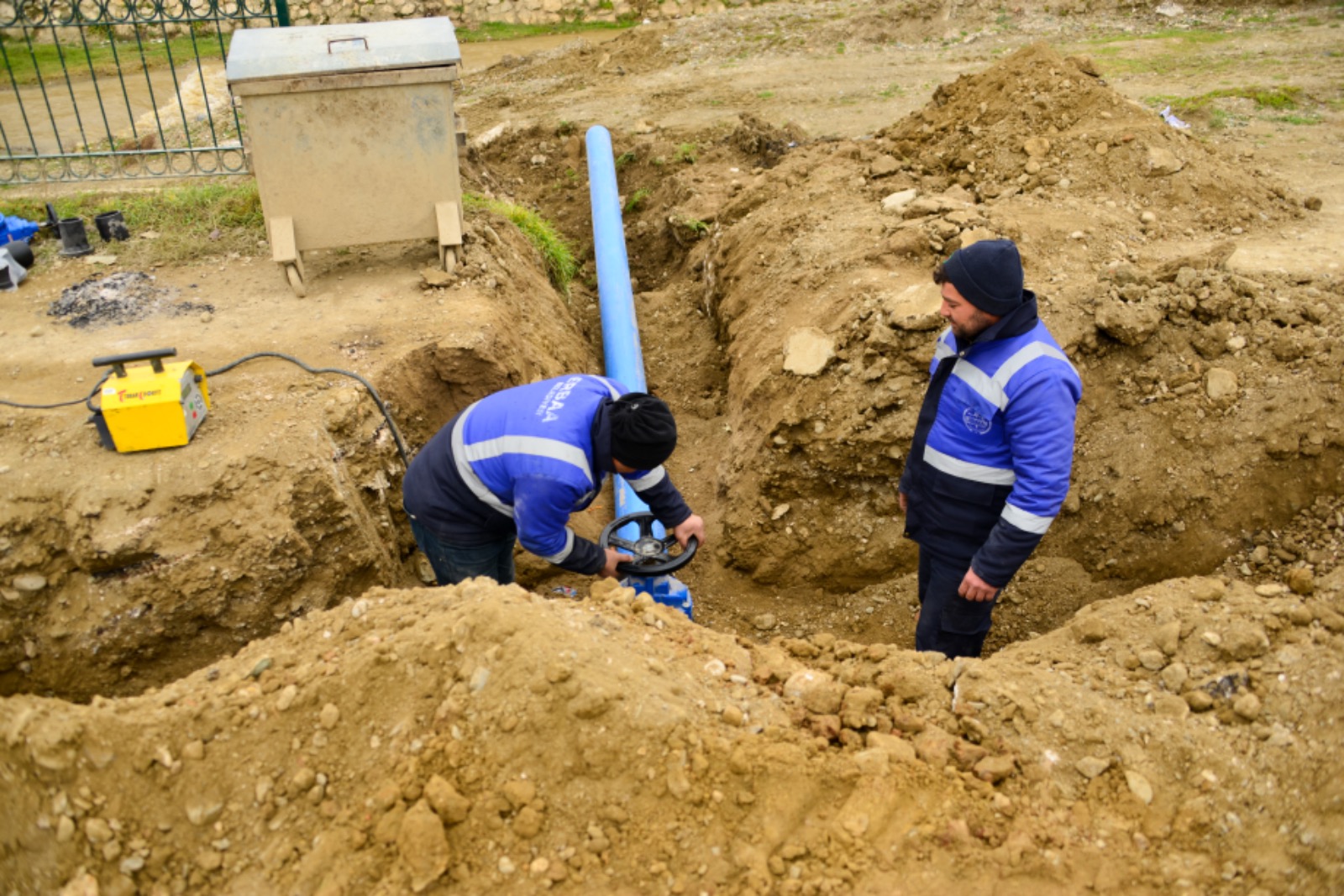 Yıldırım Beyazıt Mahallesi Türkiyem Caddesi'nde Ekiplerimiz İçme Suyu Hattının Yenilenmesi İçin Çalışmalarını Sürdürüyor.