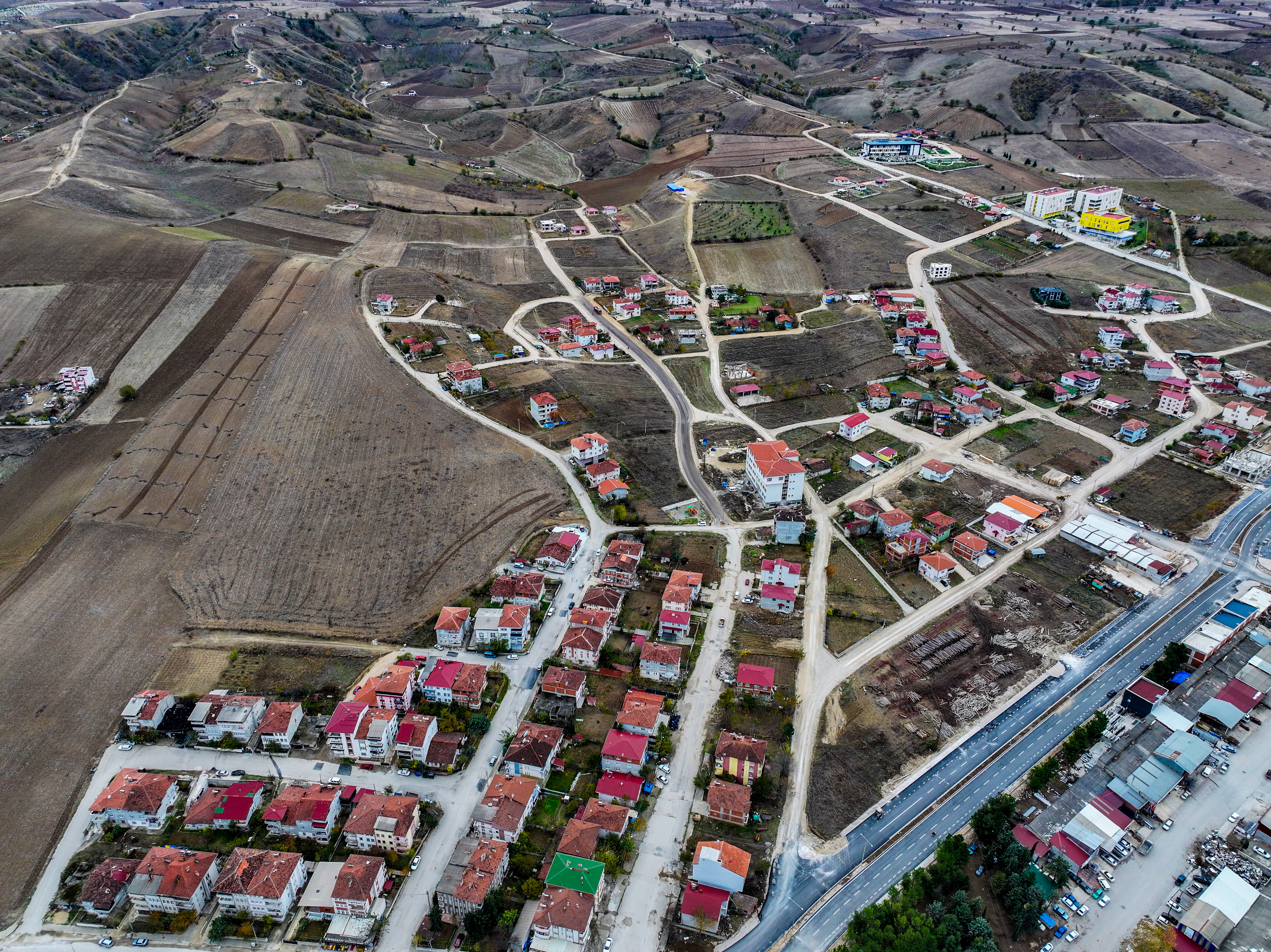 Fen İşleri Müdürlüğüne Bağlı Ekiplerimiz 25.000(m²) Metrekarelik Sathi Kaplama Çalışmasını Tamamladı.