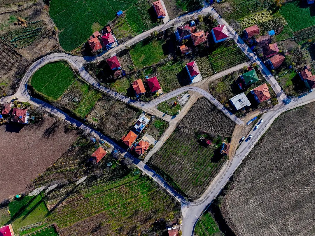 Erek Mahallemizde bir yandan yol açma, diğer yandan sathi kaplama çalışmaları gerçekleştiriyoruz.