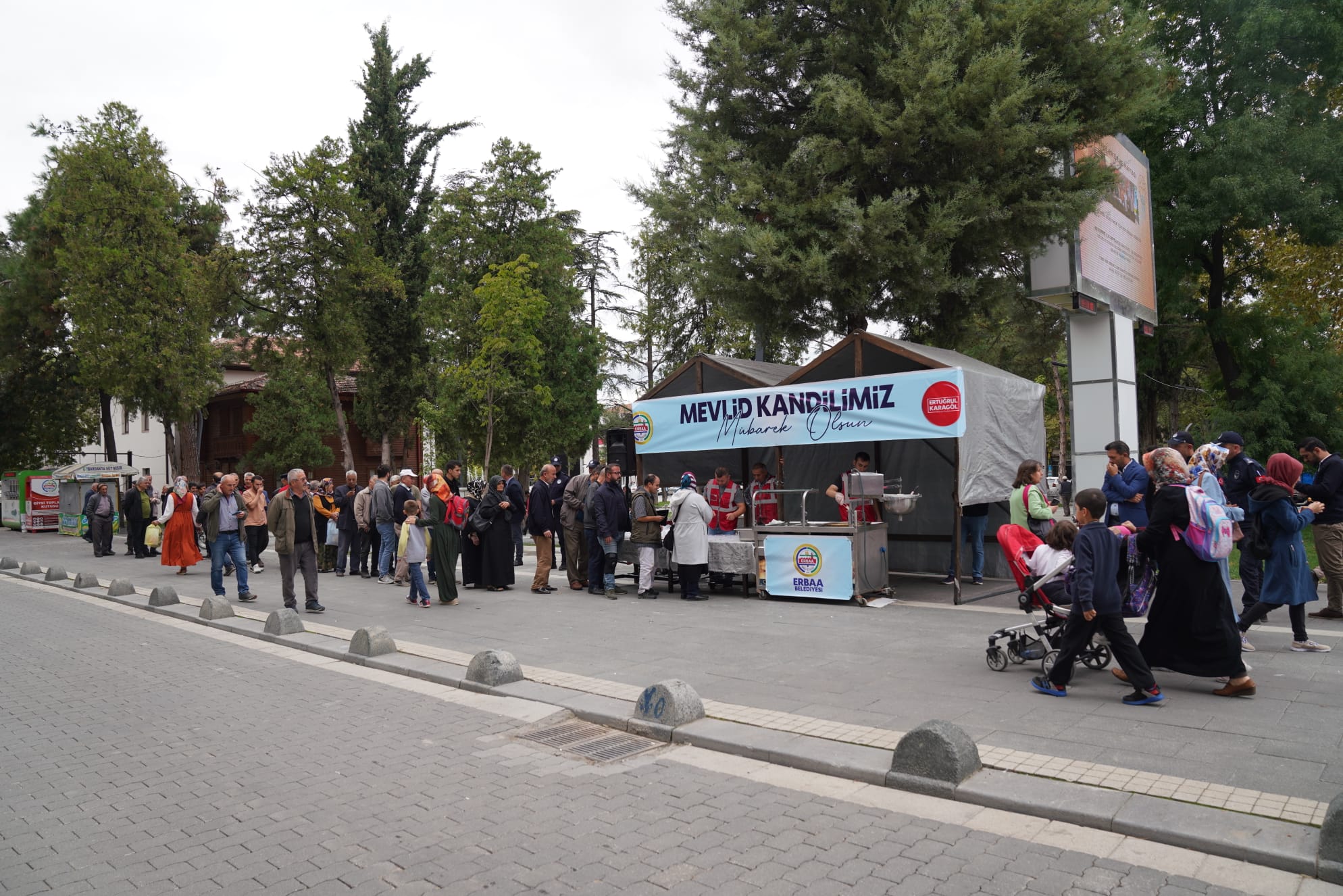 Belediyemiz Mevlid Kandili sebebiyle Cumhuriyet Meydanında vatandaşlara lokma ikramında bulundu.