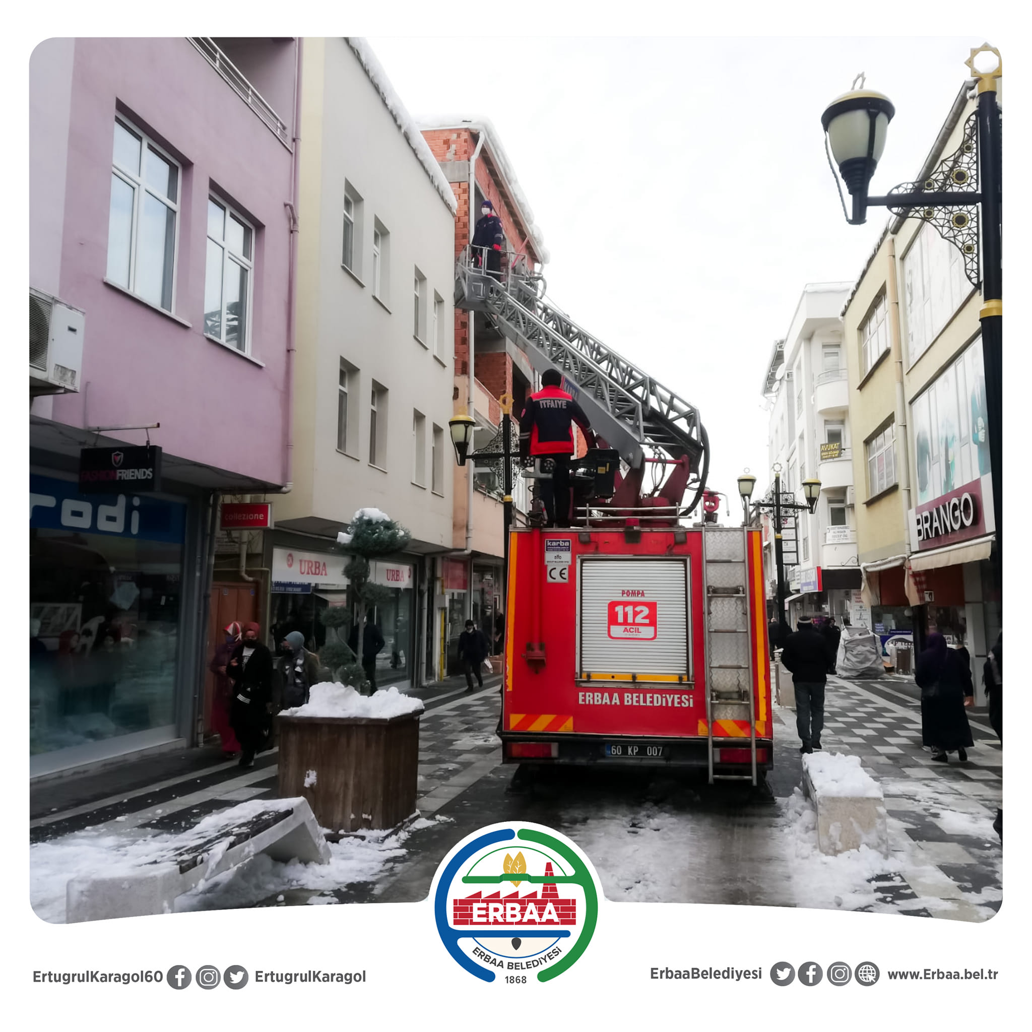 Belediye ekiplerimiz çarşı merkezinde, özellikle yayalarımıza zarar vermesi muhtemel, binalarda oluşan buz sarkıtlarını temizledi.