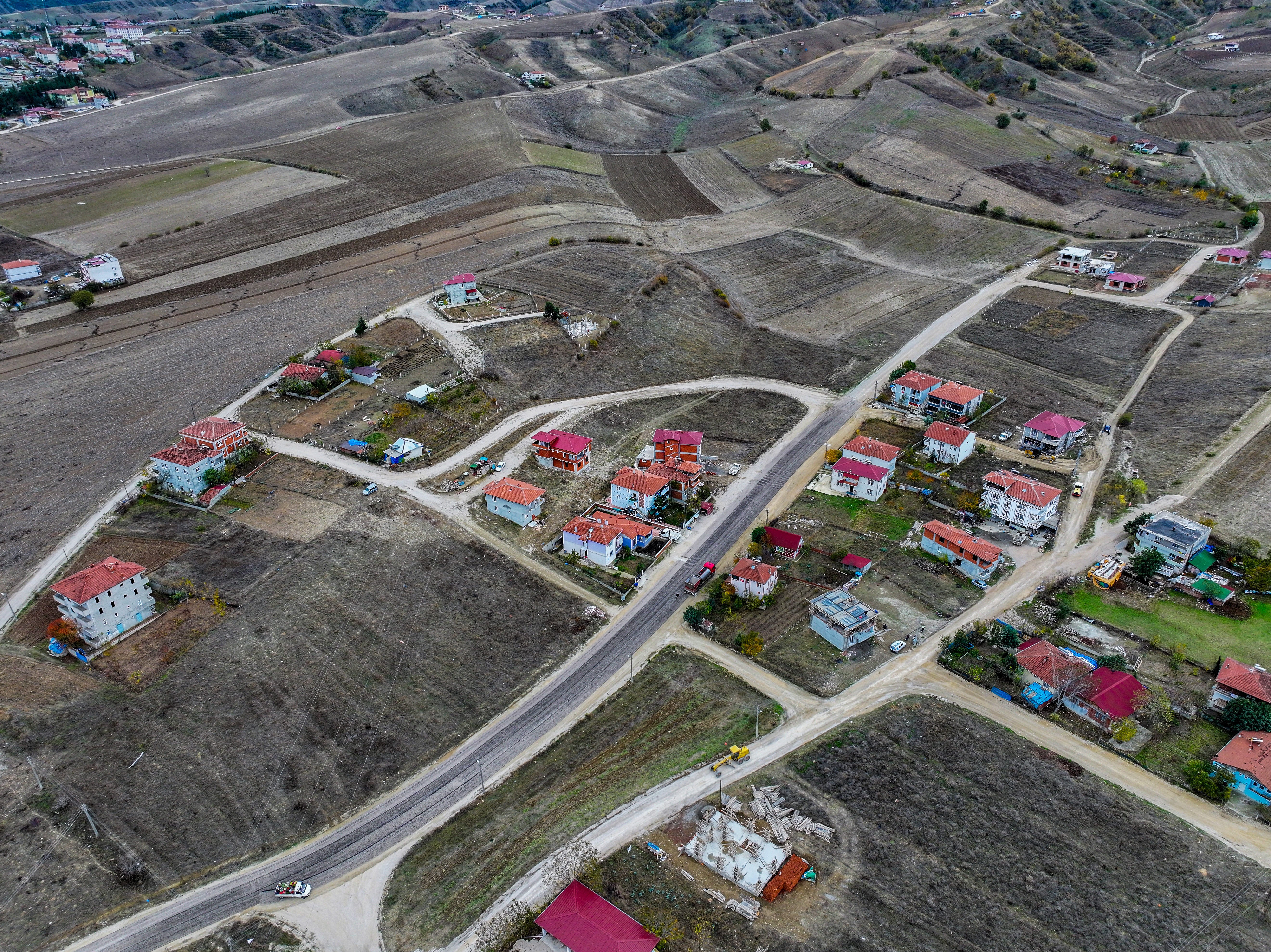 Fen İşleri Müdürlüğüne Bağlı Ekiplerimiz  25.000(m²) Metrekarelik Sathi Kaplama Çalışmasına Başladı.