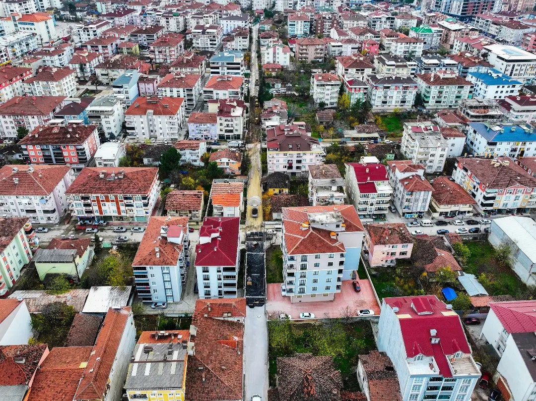 Yeşilyurt Mahallesi Spor Caddesi’nde Ekiplerimiz Parke Yol Çalışması Başlattı.
