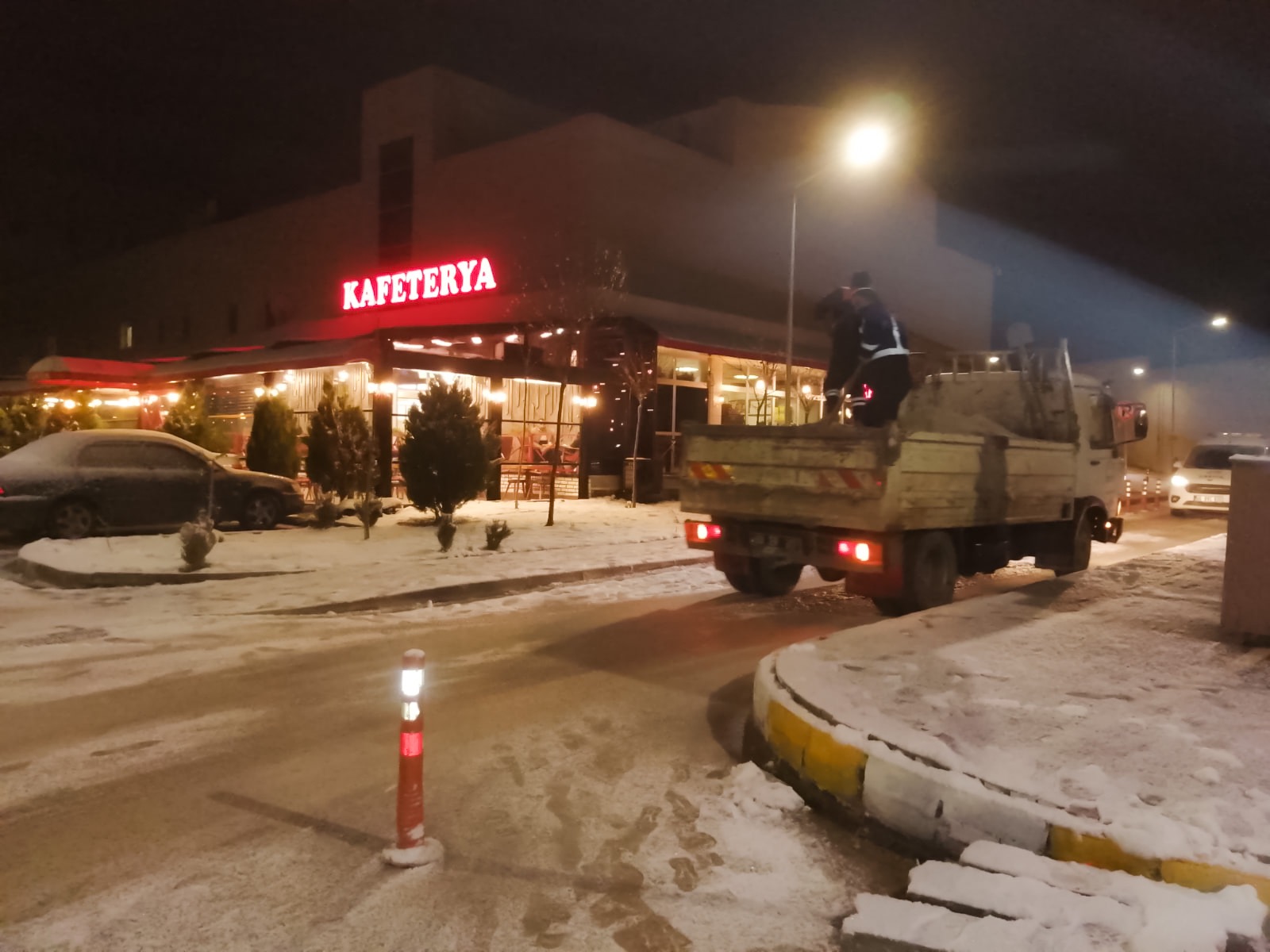 Belediyemiz Kar Yağışı Sonrası Önemli Ulaşım Noktalarında Buzlanmaya Karşı Çalışmalar Başlattı.