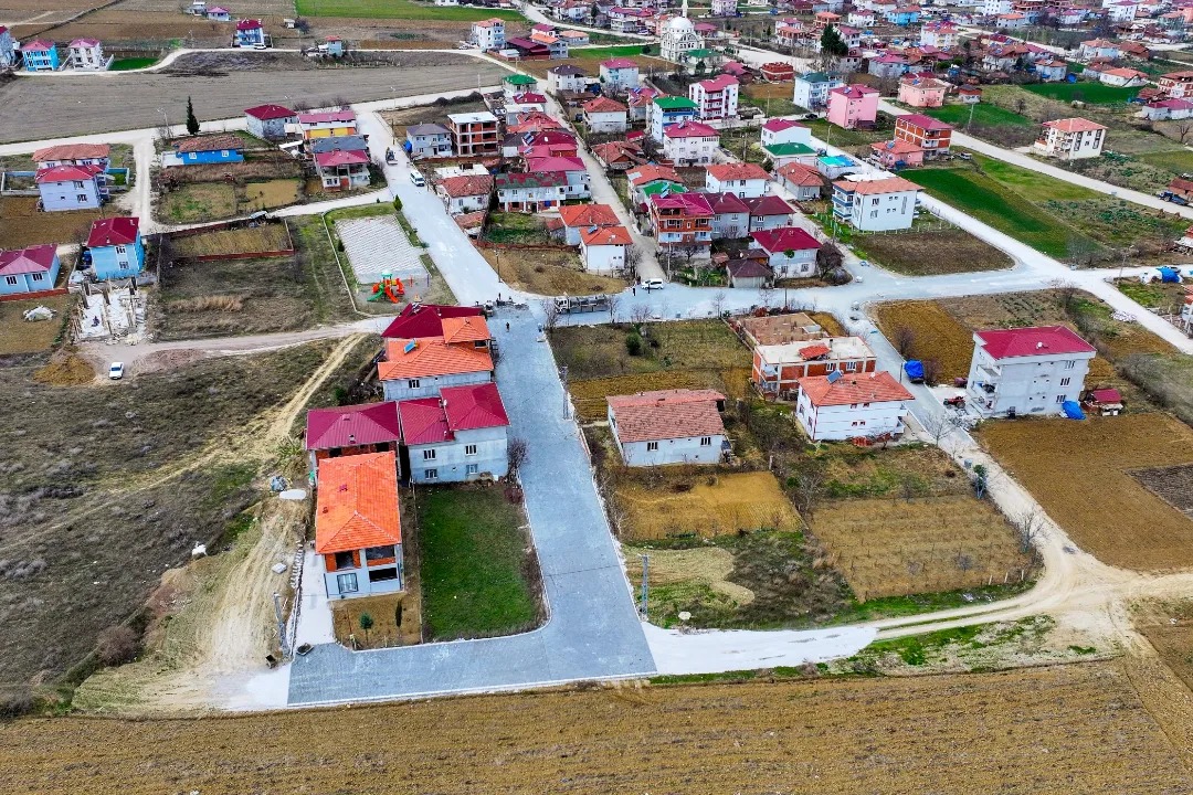 Kuruçay Mahallesi Simge Sokak'ta parke yol çalışmalarına devam ediyor.