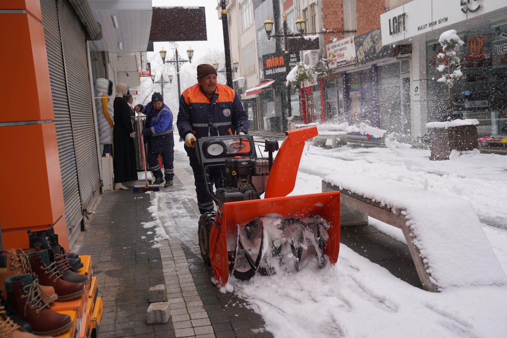 Belediyemiz Ekipleri Yağan Kar Nedeniyle Ulaşımda Herhangi Bir Aksaklık Yaşanmaması İçin Teyakkuza Geçmiş Durumda.