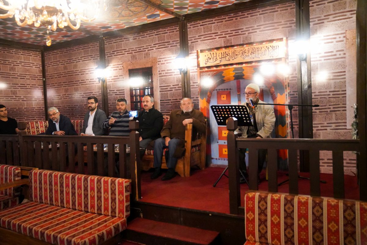 Muhsin Özkan’ın “Gaflet Nedir?, Kurtuluş Çareleri.” konulu sohbet programını Cumhuriyet Meydanı Silahtar Ömer Paşa Standı’nda gerçekleştirdik.