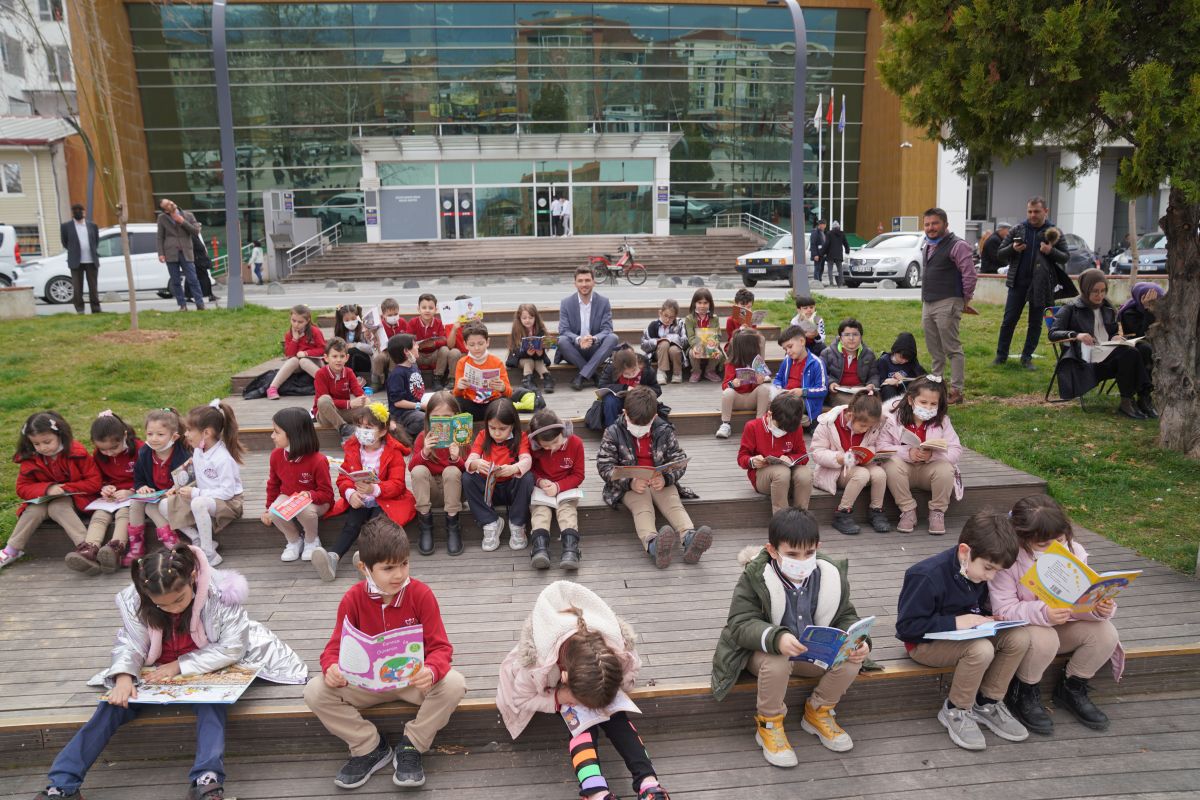 28 Mart - 3 Nisan Kütüphane Haftası Sebebiyle Cumhuriyet Meydanında Gençlerimizle ve Çocuklarımızla Beraber Kitap Okuduk.