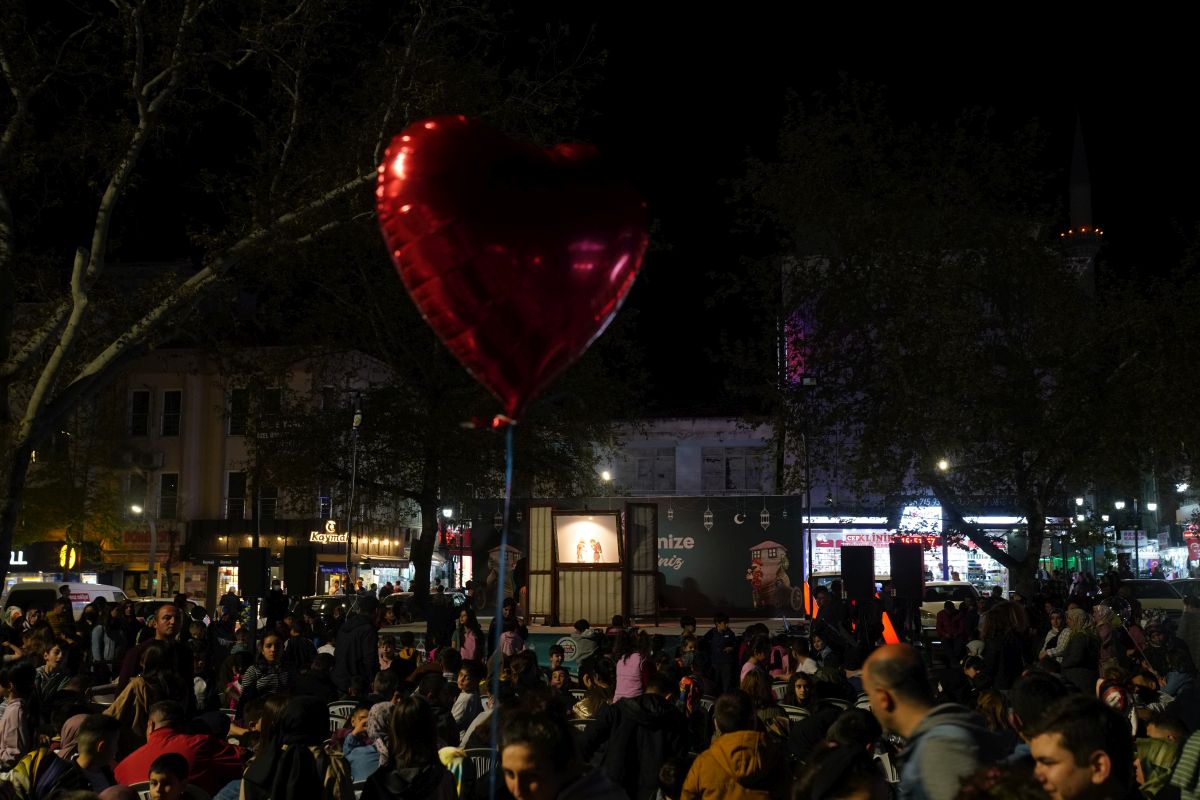 23 Nisan Ulusal Egemenlik ve Çocuk Bayramı Nedeniyle Çocuklarımız İçin Cumhuriyet Meydanımız Hacivat Karagöz Oyunu İle Şenlendi.