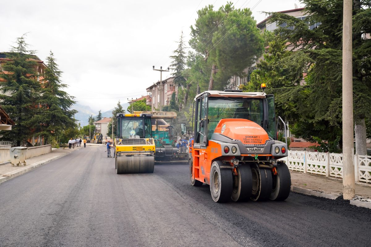 Şehrimizin Her Köşesini Hemşehrilerimize Yaraşır Güzelliğe Kavuşturmak İçin Çalışıyoruz.