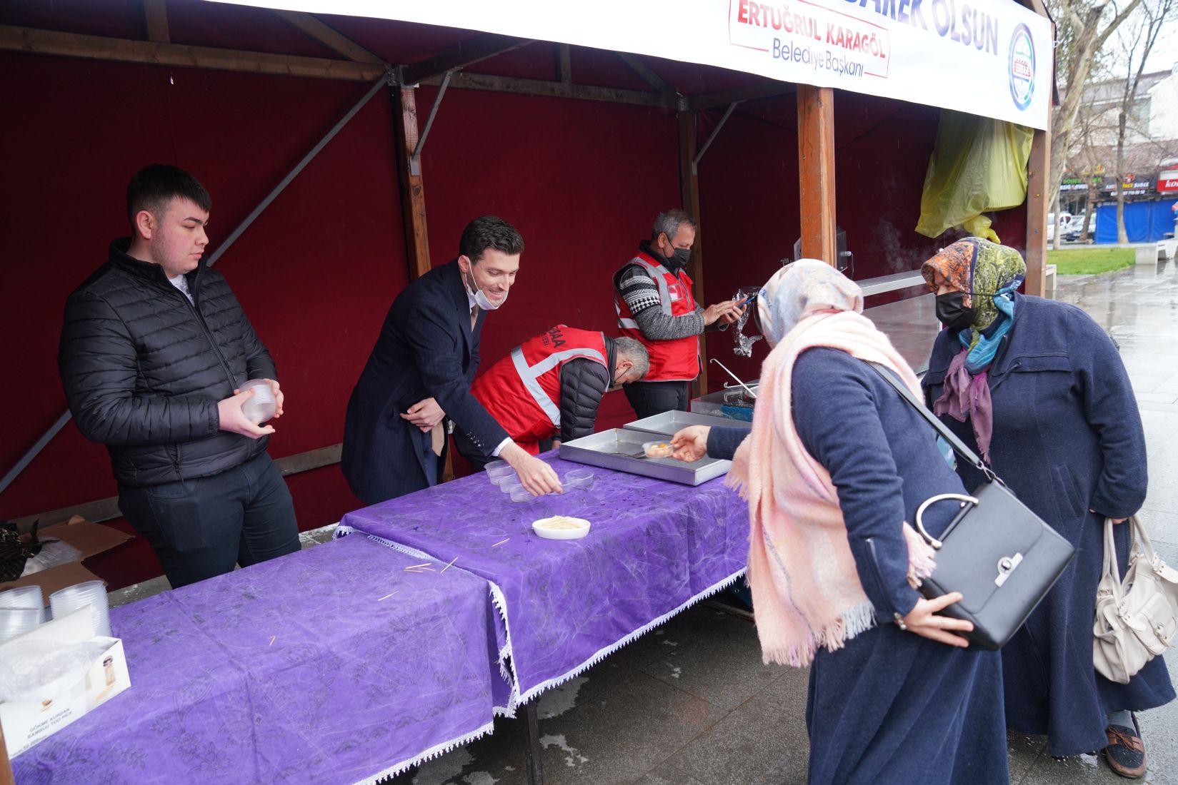 Bereketiyle Birlikte Gelen Berat Kandili Vesilesiyle, Cumhuriyet Meydanımızda Hemşehrilerimize Lokma İkramında Bulunduk.