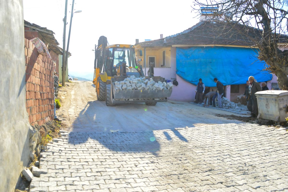 Şehrimizin Dört Bir Yanına Hizmet Götürmeye, Yollarını Yapmaya, Projeler Üretmeye Devam Ediyoruz.