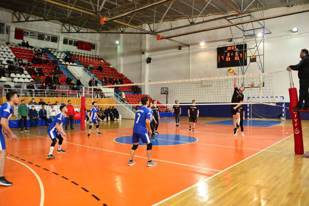 Aydın Usal Voleybol Turnuvası’nda Çeyrek Final Karşılaşmaları Bu Akşam Saat 19.30’da İlçe Kapalı Spor Salonunda Oynanacak Maçlarla Başlıyor.