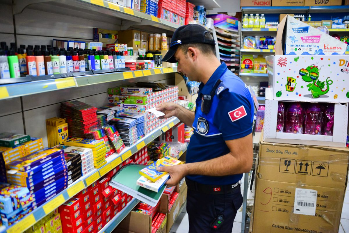 Zabıta Müdürlüğü Ekiplerimiz Yaklaşan Yeni Eğitim-Öğretim Dönemi Öncesi Kırtasiyeleri ve Marketlerin Kırtasiye Reyonlarını İnceleyerek Etiket-Kasa Denetimi Yaptılar.