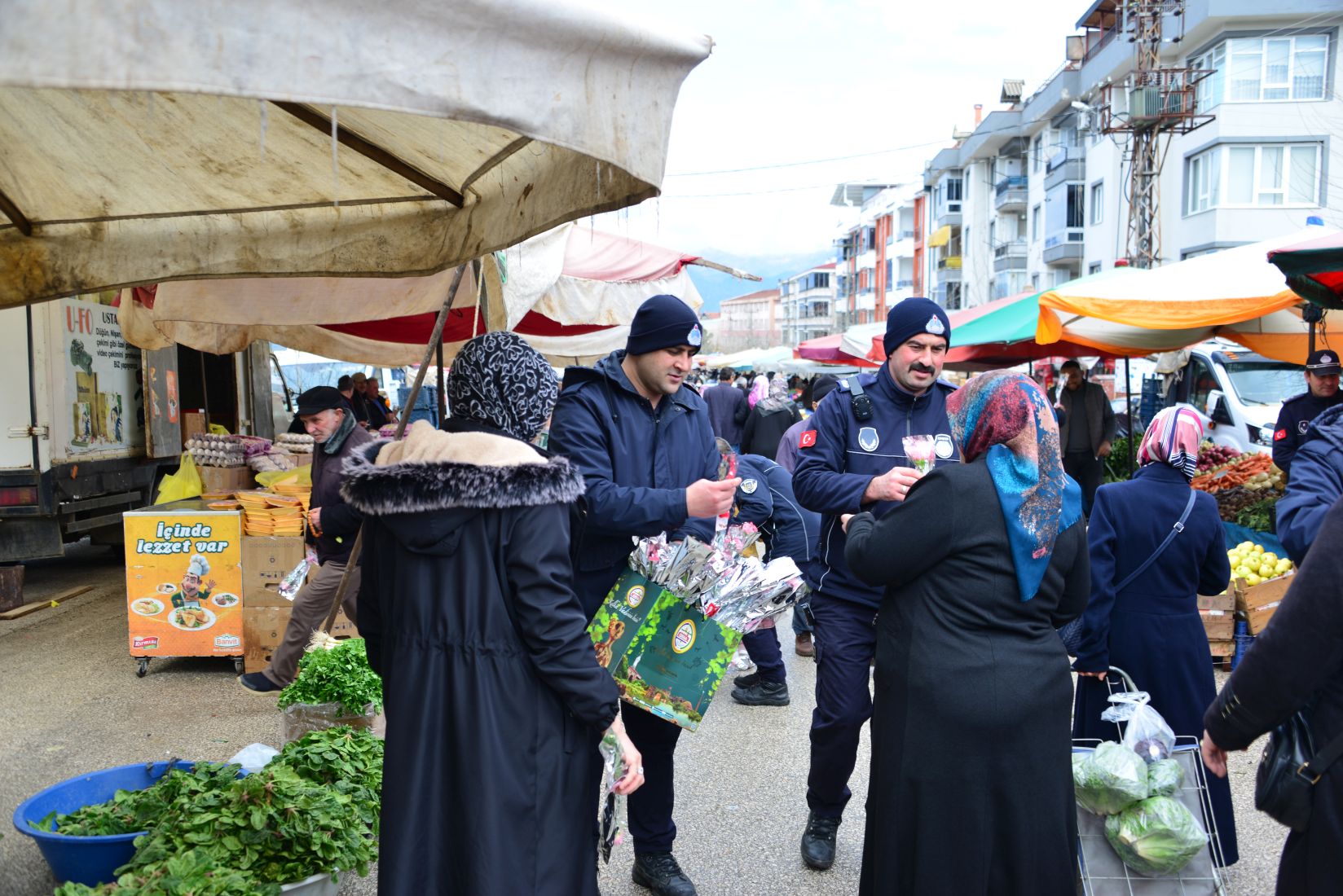 Zabıta Memurlarımız, 8 Mart Dünya Kadınlar Günü Münasebetiyle Çiçek Takdim Etti.