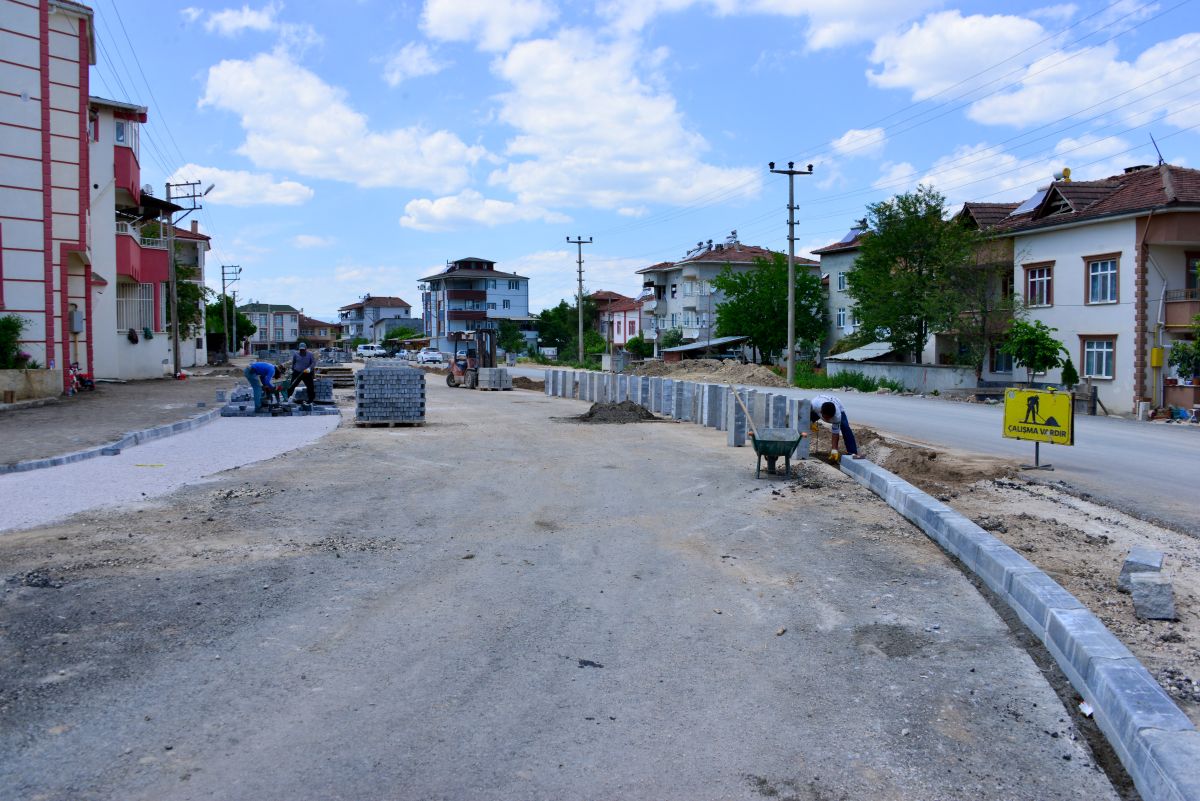 Belediyemiz, kanal kapama ve altyapı çalışmalarını tamamladığı Yıldırım Beyazıt Mahallesinde, yol genişletme ve üstyapı çalışmalarına başladı.