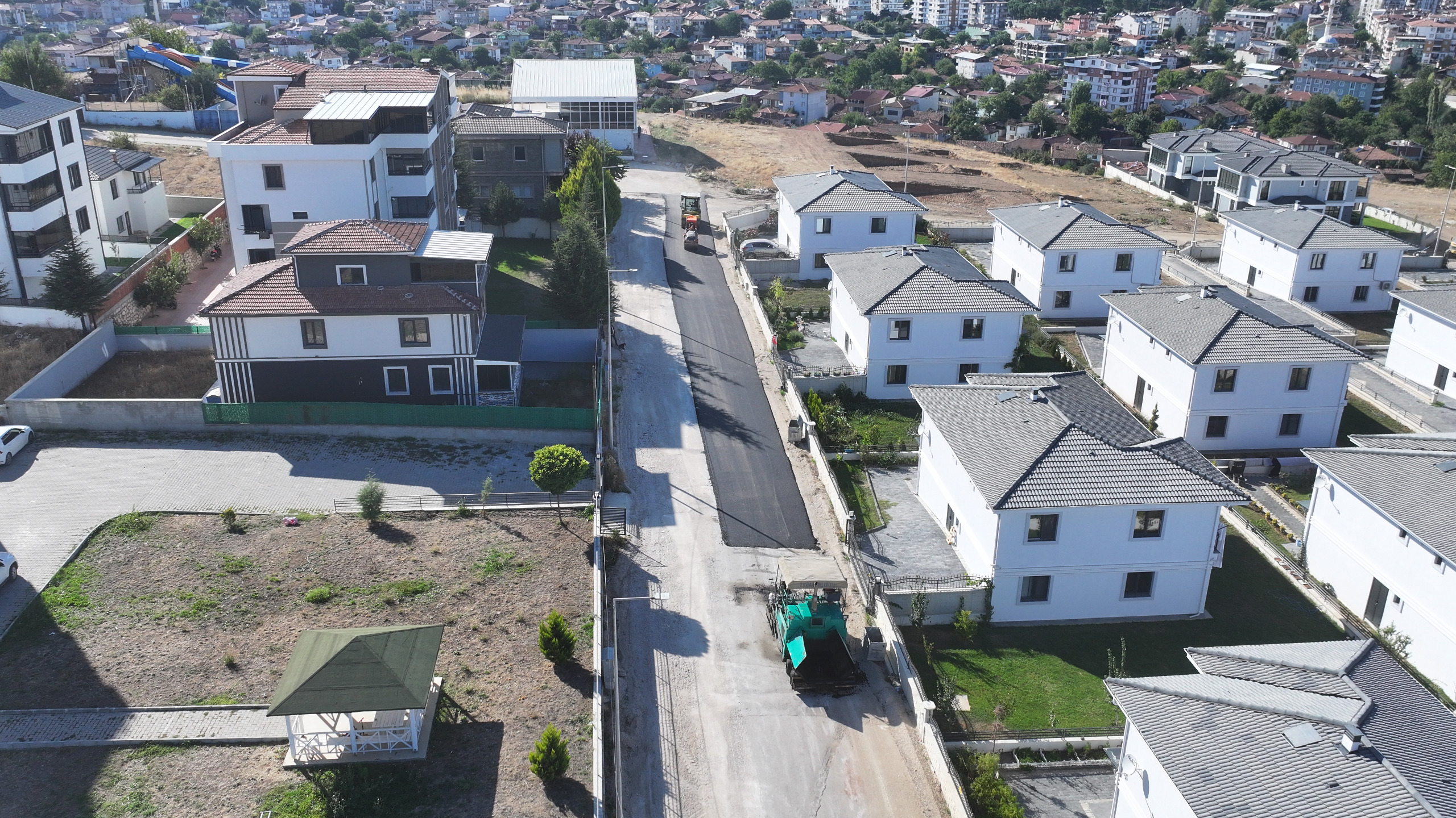 Erbaa Belediyesi Ziya Gökalp Mahallesi Tunahan Sokak ve Milli Müdafaa Caddesinde asfalt çalışması gerçekleştirdi.