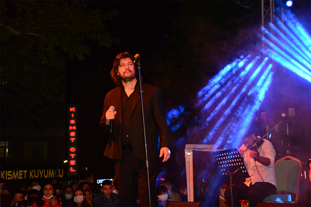 Cumhuriyet Meydanında Ahmet Şafak Konseri Coşkusu