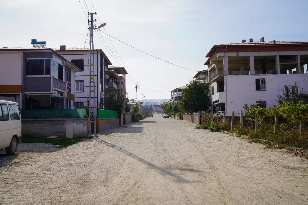 Ekiplerimiz Ziya Gökalp Mahallesi Barış Sokak'ta  Parke Yol Çalışmalarını Sürdürüyor.
