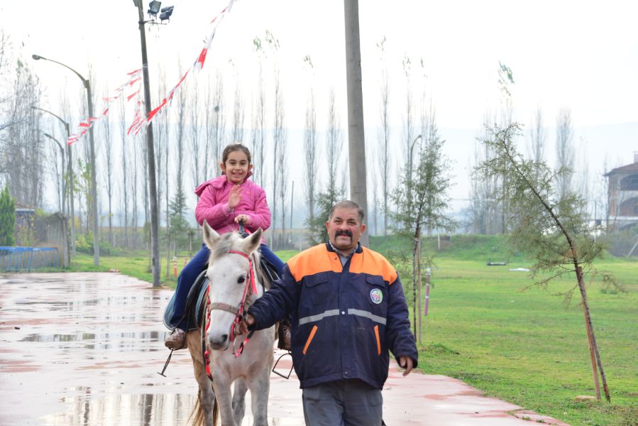 Bir Gülüşünüz Yeter. Sevgi Varsa, Engel Yoktur.
