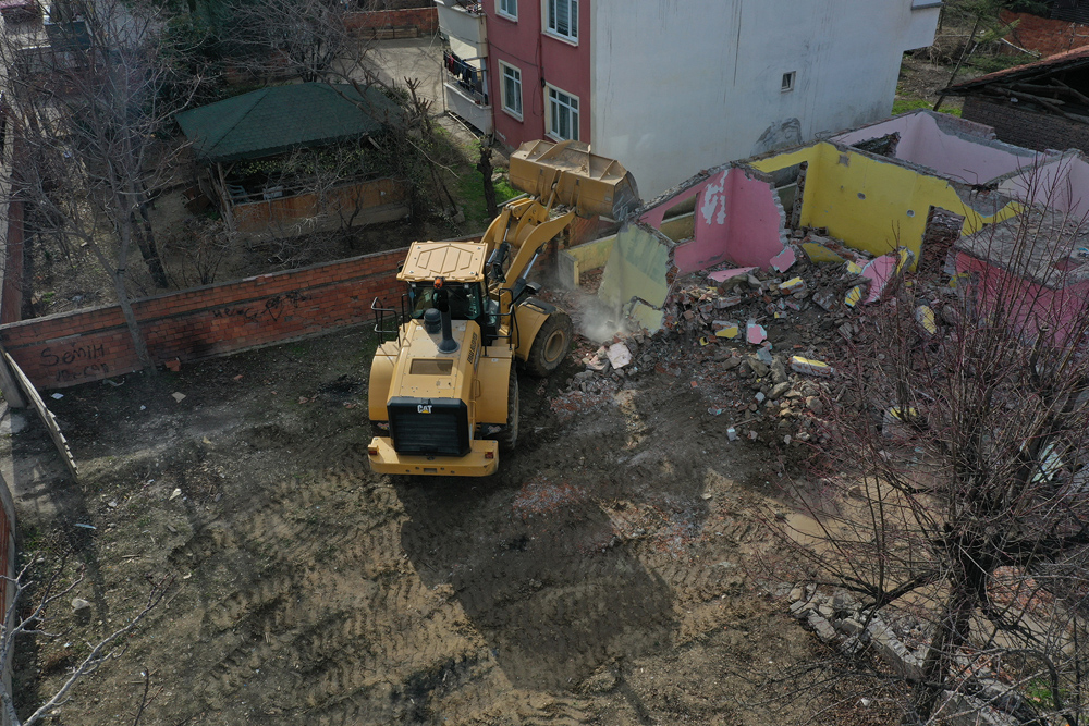 Belediyemiz, İlçe Genelindeki Metruk Binaları Yıkıyor