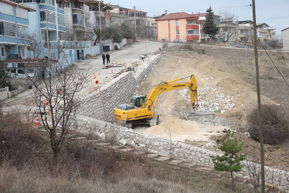 İstinat duvarı çalışmaları sürüyor