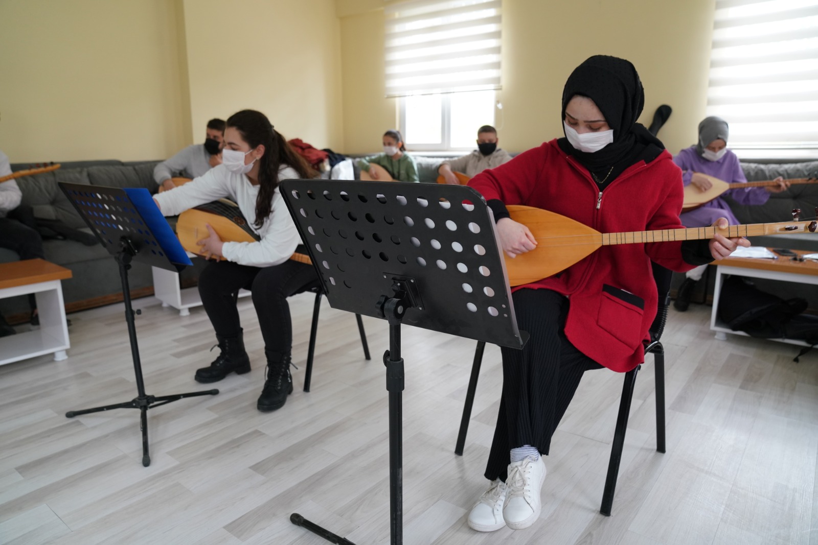 Yunus Emre Kadın ve Çocuk Yaşam Merkezinde Bağlama Kursu Başladı