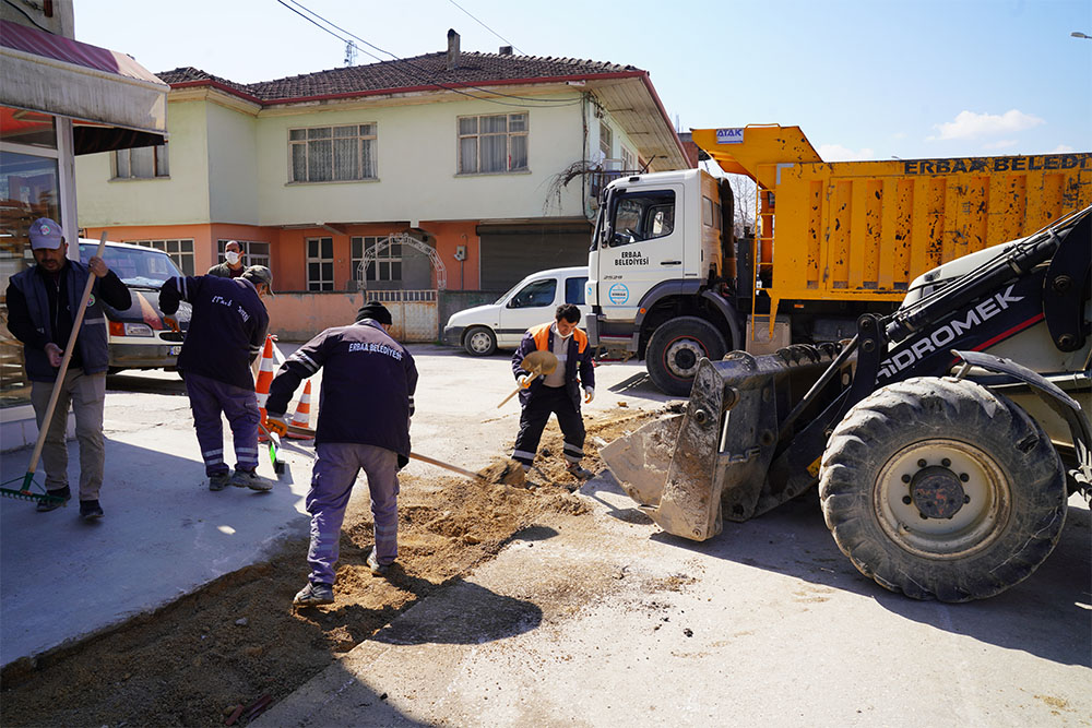 Belediye Ekiplerinden Yol Bakım Çalışması